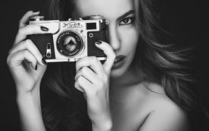 16 ieteikumi, kā labāk izskatīties fotogrāfijās