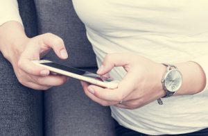 5 iemesli, kāpēc nevajadzētu ņemt gultā telefonu