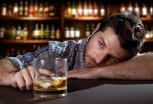 10 pazīmes, ka tu dzer pārāk daudz (alkoholu)