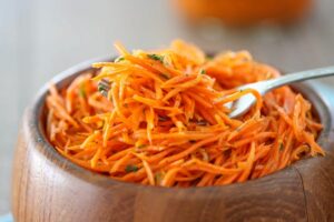 10 salāti ar korejiešu burkāniem