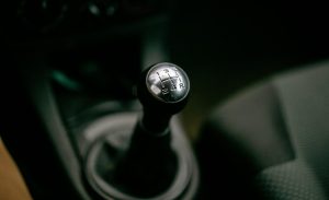 Septiņi iemesli, kāpēc auto ar mehānisko kārbu joprojām ir laba izvēle