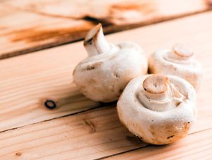 12 vienkāršas pildītu šampinjonu receptes