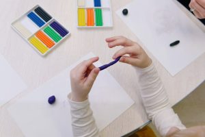 Kā iztīrīt plastilīnu no drēbēm, paklāja, matiem un tapetēm