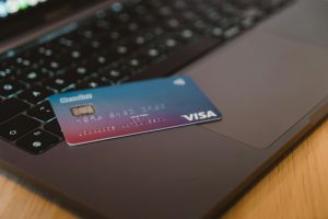 Skaidra nauda, karte vai telefons? Praktisks ceļvedis norēķiniem Baltijā
